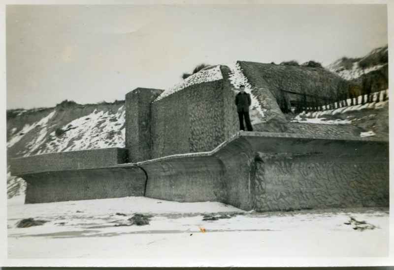 Bunker op het strand
Bunker op het strand met Leo Durge op de bunker
Keywords: waz personen durge