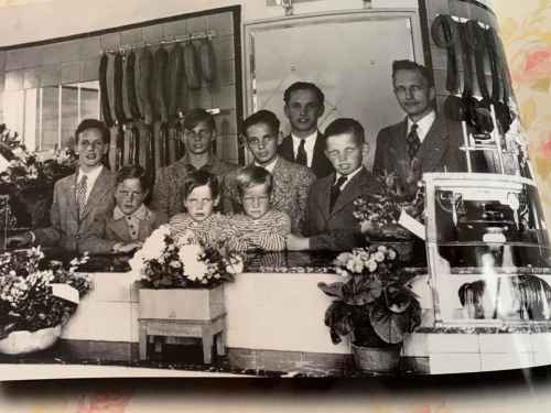 Familie Bakker 
Familie  Bakker achter de toonbank van de slagerij

Foto fb 
Keywords: Waz personen