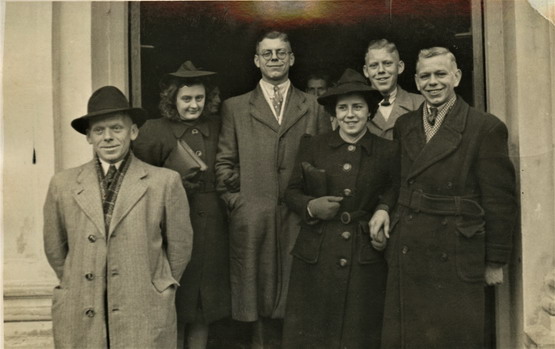 Fam Peekel 
Aad Peekel,  Gre van Gelderen, Arie Peekel
Joop Heeremans , Piet Peekel en Jaap Peekel 1948

De Familie woonde in de Heemskerkerweg het tuinders huis nabij de laan der Nederlanden.

foto Herman Peekel 
Keywords: bwijk fam peekel