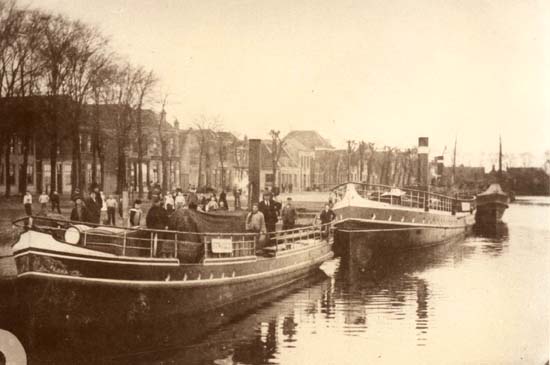 Haven de Meer
Tegenwoordig gaan wij vanaf de aanlegsteiger bij de Velserpont met de draagvleugelboot naar Amsterdam, binnen een half uur meren wij achter het Centraal Station in Amsterdam af. Vroeger -en dat betekent ver voor de 2e wereldoorlog- namen de schippers die op Amsterdam voeren, tegen een geringe betaling, graag een aantal passagiers mee. De reis duurde weliswaar langer dan tegenwoordig, maar had zeker zijn bekoring. Men meerde in de regel aan de Prins Hendrikkade af.  's Avonds kwam men weer in de haven van Beverwijk terug na een geslaagd dagje Amsterdam.
Keywords: Haven de Meer bwijk