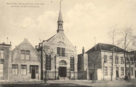 Meerstraat
De Doopsgezinde Kerk met pastorie en kosterswoning (links naast de kerk) is het onderschrift op deze kaart welke kort nadat de bouw van de kerk gereed kwam in 1912 moet zijn uitgegeven. Op dezelfde plaats stond de oude kerk, een verbouwde azijnmakerij, welke 170 jaar dienst heeft gedaan. De bouw van de kerk kostte iets meer dan f 30.000,-- en de eerste steen van de kerk werd gelegd door de weduwe van de eerste predikant ds J.Sepp. In 1992 vond een ingrijpende renovatie plaats, welke mede ten doel had de kerk geschikt te maken voor het optreden van koren en muziekgezelschappen. De akoestiek leent zich uitstekend hiervoor. De pastorie (rechts naast de kerk) is gesloopt om plaats te maken voor het kantoor van &quot;Het Zilveren Kruis - Achmea&quot; en een deel van de winkel van C & A.
Keywords: meerstraat