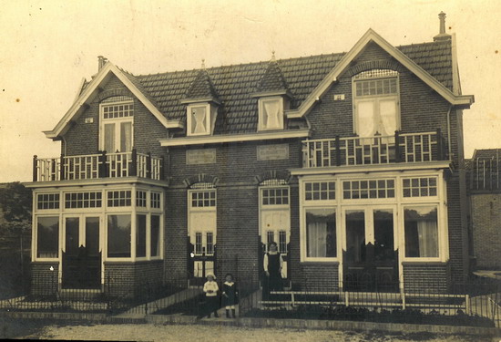 Personen uit Dorp
Ik heb een leuke foto voor het prentenkabinet. Op de foto uit ca. 1914 zie je mijn vader (Jan de Vries), tante (Truus de Vries) en oma voor het woonhuis (huis Elisabeth) aan de Relweg.

groeten, Ton de Vries
Keywords: de vries waz relweg