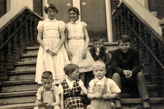 Personen uit dorp
Aannemen van Truus de Vries, met o.a ?, Peter de Vries, Jos Kunnen, Ton de Vries, Els de Vries en Hein de Vries.

foto: Fam De Vries.
Keywords: waz personen