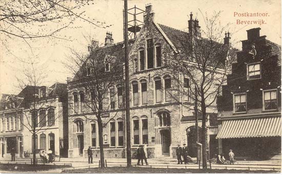 Breestraat
Het postkantoor op de Breestraat. Hier is nu (2001) de Primafoon gevestigd. De ansichtkaart dateert uit 1918, de uitbreiding (het gebouw in het midden) werd in 1916 gerealiseerd. Heel veel mensen zullen zich het postkantoor nog herinneren, een statig gebouw, ook aan de binnenzijde. De bij ouderen welbekende Willem Knegjes trad daar op als fietsenbewaarder, hij inde menig centje. Achter het postkantoor (Primafoon) is een steeds groter wordende telefooncentrale. Rechts naast het postkantoor was enige jaren de Kruidenierszaak van Simon de Wit, later Sneltax, daarna Taxi 3000.
Keywords: Breestraat bwijk