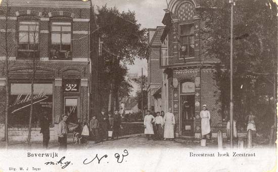 Breestraat
De Breestraat ter hoogte van de Zeestraat. De kaart dateert van rond 1905 en toen was deze ingang niet meer dan een steegje, tegenwoordig alleen een toegang voor fietsen en wandelaars. Vroeger heette dit smalle straatje Molensteeg en in de volksmond ook wel Slagtsteeg. De fam. Slagt had reeds in 1887 een bakkerij op de hoek op nummer 34 en bleef er tot 1929. Hierna had het pand nog vele bestemmingen, maar werd in 1980 gesloopt om plaats te maken voor een modern pand. Anno 2001 verkoopt men er vrijetijdskleding.\r\nOp de andere hoek was een melksalon, in later jaren verkocht men er meer dan alleen melk.
Men sprak toen van een tapperij, de gebroeders Korsman woonden er en later C. Zonjee.
Keywords: bwijk Breestraat