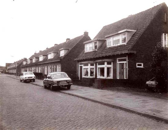 Heemskerkerweg
Rij huizen aan de Heemskerkerweg, v.r.n.l. nummers 127, 125, 123
Keywords: Heemskerkerweg bwijk