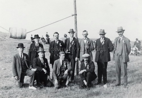 met o.a. Smit (de schilder), K. Jongerd, Mr. v.d Zant, Fl v. Gool, L. Schelvis, C. Aardenburg, B. Zuiderduin, N. de Boer, D. Schelvis, Fr. v.d. Meij
Keywords: waz smit jongerd zant gool schelvis aardenburg zuiderduin boer meij