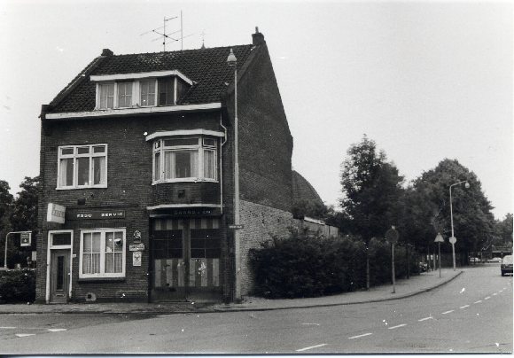 Meerstraat Bloksteeg
bericht voor bezoekers site,  1 September, de vakantie zit er op, ik kan me nu weer bezig houden met het Prentenkabinet.. Samen met Wim Spruit ben ik bezig aan het boekje 125 jaar\r\nWijk aan Zee dat in januari of februari uit moet komen. 24 sept 2005 staan we bij de Slof “Beverwijk uit de kunst”. Verder heb ik niet stil gezeten, dat komt wel tot uiting in de komende maanden op de site…
Keywords: Meerstraat Bloksteeg bwijk