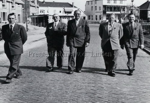 Oranje Com : J. v. Bennekom, W. v. Klaveren, P. Heynes, R. Suijk, E. Gerritsen
Keywords: waz bennekom klaveren heynes suijk gerritsen