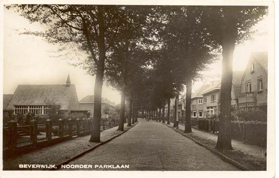 Noorderparklaan Prinsesselaan
De Prinsesselaan werd oorspronkelijk Noorderparklaan en later Parklaan genoemd. In 1945 werd de naam gewijzigd en werd de straat vernoemd naar prinses Juliana en werd het Prinsesselaan. 

De ansichtkaart dateert uit de dertiger jaren, nog niet alle bebouwing was tot stand gekomen. Wel is duidelijk  de Prinsesselaankerk te zien, behorende tot de Hervormde Gemeente Beverwijk-Heemskerk. Deze kerk werd in 1915 gebouwd door de Vrijzinnig Hervormden. 

Op de kaart is het gebouw van de Indepent Order of Odd Fellows niet zichtbaar, kortweg afgekort I.O.O.F. In dit gebouw was vroeger ook de Openbare Leeszaal van de Mij tot Nut van het algemeen gevestigd. De doelstelling van de I.O.O.F. is de broederschap onder alle mensen te bevorderen en men wilde dit bereiken door het uitdragen van vriendschap, liefde en waarheid. Naast de Vondelloge (opgericht in 1918), is er thans ook een vrouwelijke tak de Mozaïkloge. 
In september 1921 kwam het eigen gebouw van de I.O.O.F. aan de Prinsesselaan gereed, het was een ontwerp van de bekende gemeente-architect J.Kerkhof. Vooral in de beginjaren ijverde de Vondelloge voor talrijke goede zaken zoals bijvoorbeeld voor de totstandkoming van een 15-tal arbeiderswoningen aan de Sionstraat (vroeger Meeresteinstraat geheten). Een gedenksteen met hierop de drie schakels afgebeeld vindt men nog in de gevel van deze woningen. Maar men zette zich ook in voor een onderkomen voor tbc-patiënten, de bouw van het ziekenhuis en voor wat nu de camping Vondeloord in Wijk aan Zee is, daar zou oorspronkelijk een kindertehuis worden gebouwd, maar dat plan leed schipbreuk.
Keywords: Noorderparklaan Prinsesselaan bwijk