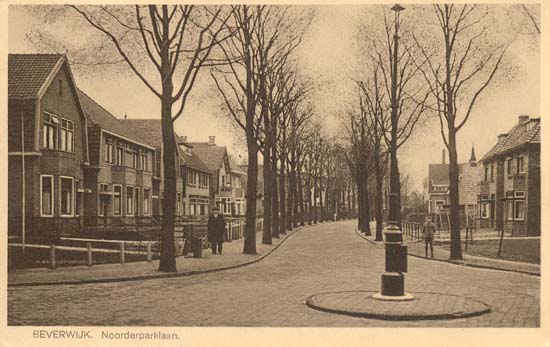 Noorderparklaan Prinsesselaan
De Noorderparklaan in het begin van 1950. De rotonde in het midden is verdwenen, maar de hoek van de straat is zodanig anders gemaakt dat deze niet meer nodig is. De Prinsesselaan is deze laatste 50 jaar nauwelijks veranderd.
Keywords: Noorderparklaan Prinsesselaan bwijk