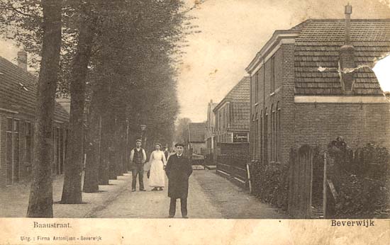 Baanstraat
De Baanstraat, vroeger ook wel genoemd Achter de banen of Achterwech. In de volksmond ook wel De Baan of Baanweg. Ter plaatse waren vroeger de zogenaamde lijnbanen gelegen, op een lijnbaan werden door de touwslagers de zware kabels en ander touwwerk vervaardigd. Ten tijde van de aanleg van het Noordzeekanaal was er ook een touwslagerij gevestigd. Zodoende konden de arbeiders die bij de aanleg van het Noordzeekanaal betrokken waren ook 's winters werken. Het gebouwtje waarin de touwslagerij was gevestigd heeft in later jaren nog dienst gedaan als barak voor besmettelijke ziekten en is aan het einde van de jaren dertig afgebroken, wij komen elders hierop terug. De ansichtkaart dateert uit het begin van de vorige (20e eeuw). 

De ingang van de Baanstraat ligt tussen de percelen Zeestraat 29 en 33 en dat betekent dat indertijd het pandje Baanstraat 31 is opgeofferd om de aansluiting mogelijk te maken, daarvoor was er slechts een nauwe doorgang. Dat moet rond 1916 gebeurd zijn. Rechts op de ansichtkaart is de tuin te zien van dokter H.F.G.Lijnkamp, later dokter Th.J.J.Duterloo, daarna kreeg het pand nog vele bewoners en thans is er de Brandwondenstichting gevestigd. Iets verder op zien wij de pandjes zo rond 1900 gebouwd door R.S.Schram, in een van de panden woont nog steeds een Schram.
Keywords: baanstraat bwijk