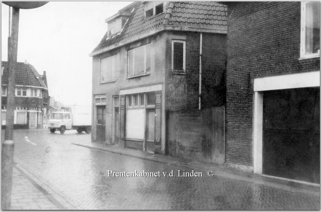 Baanstraat
De Baanstraat, vroeger ook wel genoemd Achter de banen of Achterwech. In de volksmond ook wel De Baan of Baanweg. Ter plaatse waren vroeger de zogenaamde lijnbanen gelegen, op een lijnbaan werden door de touwslagers de zware kabels en ander touwwerk vervaardigd. Ten tijde van de aanleg van het Noordzeekanaal was er ook een touwslagerij gevestigd. Zodoende konden de arbeiders die bij de aanleg van het Noordzeekanaal betrokken waren ook 's winters werken. De foto van de Baanstraat dateert van mei 1979 ter hoogte van de nummers 111-113. 

Bron: boek “Dit was Beverwijk”, auteurs: J.M. Van der Linden/ W. A. Spruit                 
Bewerking: Co Backer

Keywords: bwijk baanstraat