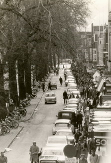 Breestraat
In het boek “Dit was Beverwijk”staat op blz. 33; ” Wat eens de mooiste straat in de wijde omgeving is (niet voor niets de bijnaam de Kalverstraat van de Wijk), is het al jaren niet meer. Weg zijn de karakteristieke bomen, weg de parallelstraten, weg of onzichtbaar de mooie geveltjes. Uitgestorven, de jonge boompjes, het nieuwe straatmeubilair het zijn geen trekkers, hoe goed bedoeld ook. Waar zijn de mooie winkeltjes, die de Breestraat zo mooi sierden op plaatsen waar men de een na de andere drogisterijketenen aantreft, winkels in de telefoonbranche zijn niet meer op één hand te tellen”. De Bree huilt waar het eens heeft gelachen.

Bron: Boek “Dit was Beverwijk”, auteurs: J.M. Van der Linden/ W. A. Spruit                 
Bewerking: Co Backer
                                                        
Foto: Jan de Swart
Keywords: bwijk Breestraat