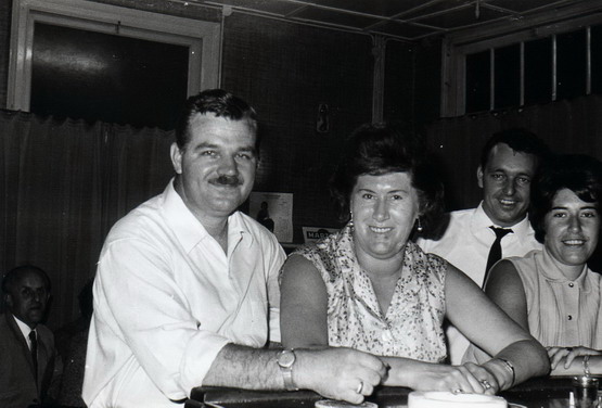 personen uit beverwijk
Cafe Koopman Meerstraat 132 met bezoekers anno 1967 Uitbater was Jacob Klijnzoon
Keywords: bwijk cafe koopman