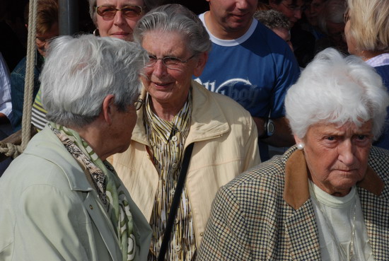 Personen uit dorp
mevr Vessies en mevr Schellevis(van op honk) in de duinweg.

foto jl
Keywords: waz Personen