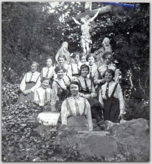 Personen
De Graal beverwijk 1933 - 1934 Foto Prentenkabinet J. v.d. Linden
Keywords: bwijk de graal