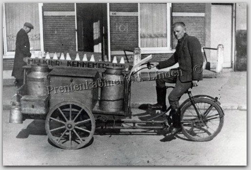 Personen
Dhr. Vessies in zijn jonge jaren melk aan het venten  (1946)    Foto Prentenkabinet J. v.d. Linden
Keywords: bwijk vessies