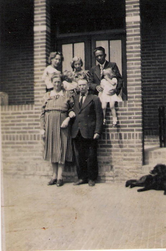 Personen uit het dorp
Op de foto van de familie de Winter staat Jan de Winter met vrouw Sofia de Winter van Os met de dochters Willy en Jopie. Kleinzoon Jantje en kleindochter Tiny ( kinderen van Willy ). De Chinees Navoe was een gast bij mijn oma. Op de grond ligt de hond Teddy. De foto is ongeveer van 1940.

foto: D. de Ruiter
Keywords: waz personen winter