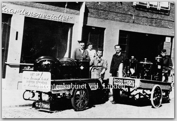 Bedrijven Beverwijk
Firma Steevens de Haardenspecialist op de foto de eerste bakfiets links de eerste motorbakfiets later had het bedrijf vrachwagens  Firma was gevestigd in de Baanstraat   eigen foto
Keywords: bwijk steevens baanstraat