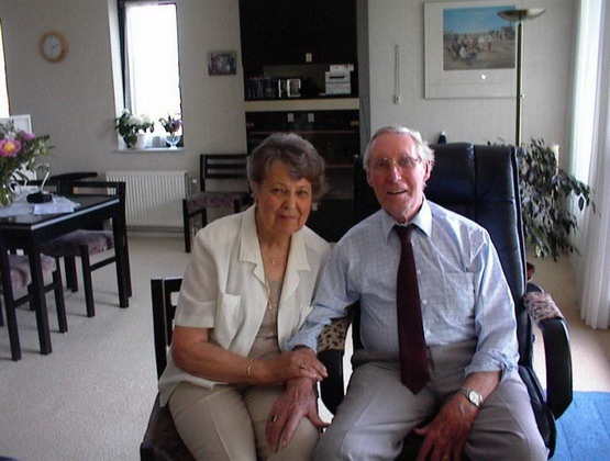 Personen uit dorp
Mijn vader (Andreas Alphonsus Schellevis) is geboren op 25 mei 1919 te Wijk aan Zee en Duin en overleden 12 oktober 2006. 
Mijn moeder (Margaretha Maria Zonneveld) is geboren op 2 november 1921 te Beverwijk.
 
Mijn vader heeft tot zijn 4e jaar op de Heemskerkerrelweg gewoond in een klein huisje genaamd: Bukje. Waarschijnlijk omdat je moest bukken om de deur door te gaan.
Daarna heeft zijn vader het huis op de Relweg gebouwd.
 

 

 
Josée de Jong-Schellevis.
Keywords: waz schellevis