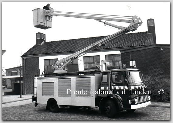 Bedrijven Beverwijk
Gasbedrijf Beverwijk  met de hoogwerker van afd. E in bakkie Jan Tersmitten.   foto Henk Honing
Keywords: bwijk gasbedrijf