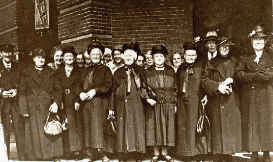 personen uit dorp
Oud wijk aan Zeeers een dagje uit op de foto o.a. Dhr. Grapendaal. Mw. Grapendaal, Mw. van Zijl, Mw. Duin, Mw. Snijders, Mw. Vosse, Mw. Snijders-Stengs op de achtergrond Dhr. Snijders.  1935.
Keywords: personen waz