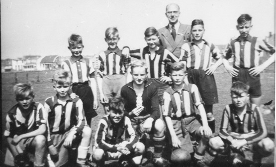 Heilighartschool Wijk aan Zee
Voetbalclub H. Hartschool. Sjaak Stolp, Jan de Blok, Engel de Boer, Freek v.d. Meij, Herman de Braber, Herman, Durge, Rinus van Gool, Egbert Snijders, Cor Snijders, Cor Pirovano, Nico Durge op de achterste rij Dhr. Heijnis. foto anno 1950
Keywords: waz heilighartschool