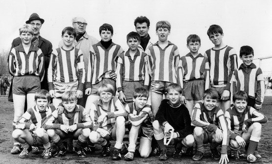 Heilighartschool Wijk aan Zee
H. Hartschool voetbalclub. Hans Ypma, HansSnijders, Ab Albers, Johnny Schelvis, Louw van Vliet, Johan Kroon, Gerard de Jong, Frans W v.d. Heide, Matheu van Lieshout, A. Beentjes, Peter de Winter, Luuk Tromp, Jos van Westing, Paul Vreit, Aat in't Veld, Mr. Fluitman, Mr. de Graaf, Mr. Heijnis 
Keywords: waz heilighartschool