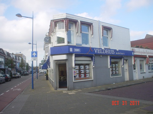 Baanstraat 
Er staan foto’s in het boek “Dit was Beverwijk” die weinig of geen onderschrift behoeven te hebben. Deze foto’s spreekt “boekdelen”.  Eens sigarenhuis Buitenhuis op de hoek Baanstraat / Zeestraat, nu is hier Velthuis makelaars gevestigd. 

Bron: Boek “Dit was Beverwijk”, auteurs: J.M. Van der Linden/ W. A. Spruit                 
Bewerking: Co Backer                                                             
Keywords: bwijk Baanstraat