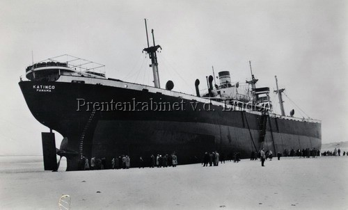KNZHRM
Het is lang geleden dat het Panamese vrachtschip Katingo in een zware storm komt en in de problemen raakt. Het 7000 ton metende vrachtschip was onderweg van Rotterdam naar Hamburg toen het stuurloos raakte en ten noorden van Egmond aan Zee thv Bergen vastliep op strand. Er staat op dat moment een zeer zware storm die toeneemt tot orkaankracht. De strandreddingboot kan onmogelijk uitvaren, vanuit Den Helder en IJmuiden zijn de havenreddingboten onderweg.

De wipperploeg van Egmond aan Zee weet onder hachelijke omstandigheden contact te maken met het in nood verkerende schip. Door middel van seinen wordt duidelijk dat bemanning nog niet van boord wil omdat het te donker is om een goede verbinding te maken. Ondertussen zijn de reddingboten van Den Helder en IJmuiden teruggeroepen omdat de Katingo te hoog op strand ligt. Als het licht begint te worden haalt de Egmondse Wipperploeg 30 bemanningsleden van boord met behulp van het Wippertoestel. Als het licht is geworden blijkt ook pas hoe hard het gewaaid heeft die nacht, de verf van de koplampen van de Wippertruck is geheel verdwenen.

De Katingo zou nog enkele maanden op het strand blijven liggen omdat het weer telkens te slecht was. De Katingo wordt op 20 februari 1955 door de Wijsmuller sleepboten Stentor, Cycloop, Hector en Nester vlot getrokken en naar Rotterdam gesleept.

Keywords: waz katingo