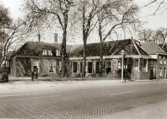 Velserweg
Een foto van het voormalige koetshuis van Huize Scheijbeek. Deze foto hangt bij mij thuis aan de muur, omdat het mijn geboortehuis is. Dit al meer dan tweehonderd jaar oude gebouw heeft een grote gedaanteverandering ondergaan de laatste jaren. De foto is tussen 1948 en 1958 genomen. Dit weet ik omdat te zien is dat het linkergedeelte wordt bewoond. Het meest linkse raam op de begane grond werd bewoond door de familie Martens, opzichter van de Gemeentelijke plantsoenendient, toen gevestigd in het hart van het park Scheijbeek. De twee rechter ramen waren van de familie Pel, Jan Pel was gemeentebode op het Stadhuis, toen gevestigd in Huize Scheijbeek. Het rechtergedeelte van het pand en haaks op het woongedeelte was de afdeling Bevolking van de gemeente. In 1958 zijn de panden op het meest rechter gedeelte van de foto gesloopt ten behoeve van de nieuwbouw van het bedrijf Van Hattum & Blankenvoort, dat ook het gehele pand toen in bezit heeft genomen.\r\nEen ander aardig detail op de foto zijn de hekken van de toegangspoort van het park. Deze werden in deze tijd altijd om 18.00 uur gesloten, waardoor het park in de avond een soort prive park van ons gezin werd. In de jaren zestig (democratisering!) werd het hek verwijderd en kon iedereen altijd het park in. foto: Frans Pel
Keywords: bwijk Velserweg