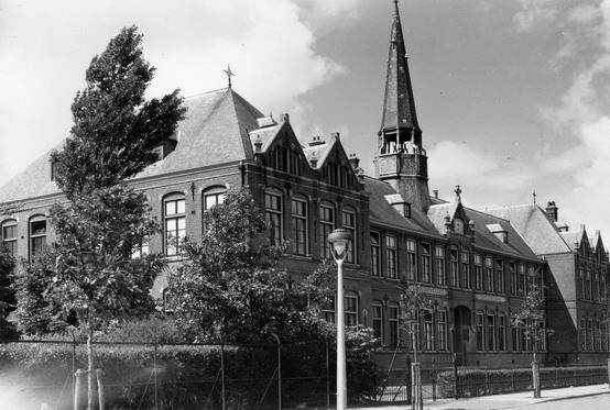 Baanstraat
Bisschoppelijk Kweekschool aan de Baanstraat.
Keywords: bwijk kweekschool