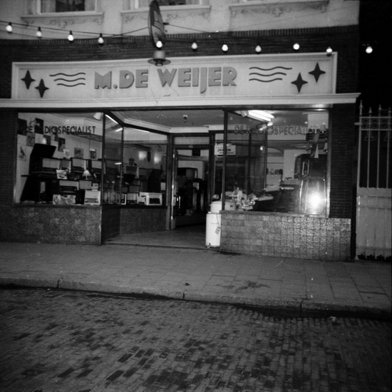 Breestraat
Breestraat met de winkel  van firma Weijers

foto: Rob de Weijer
Keywords: Breestraat Weijers