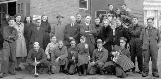 Medewerkers van de gaarkeuken
Medewerkers van de gaarkeuken in de oorlogsjaren.

foto: K vd Laan
Keywords: oorlog gaarkeuken bwijk