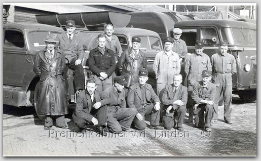 Personen
Zitten v.l.n.r. H. Steenbakker, D. Visser, G.Galesloot, J.G. Steijn, G.L. Taffijn.  Staand v.l.n.r.  J. v. Rijn, C. Koelemeij, F. van Dessel, P. Luijt, J. Versluis, D. v.d. Werf, Arie Thomas, Frans Hammes, Jan Borst.  foto: J. Versteeg
Keywords: bwijk steenbakker visser galesloot steijn taffijn rijn koelemeij v. dessel luijt versluis werf thomas hammes borst