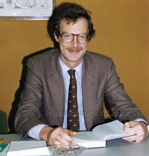 Personen
Medewerker Gemeente Beverwijk Directie Secretaris 1980 G.F. thoe Schartzenberg en Hohenlansberg......zeg maar Schwartzenberg.    foto. J. Versteeg
Keywords: bwijk schartzenberg