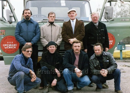 Personen
Medewerkers Gemeente Beverwijk 1981 afd O.W. staand vlnr. G. Veenstra, A.Jansen, D. Kiekens, W. Bruineberg, onder vlnr. J. Pul, M. van den Heuvel, M. de Vos, Th. A.J. de Graaf   foto J.Versteeg
Keywords: bwijk veenstra jansen kiekens bruineberg pul heuvel vos graaf