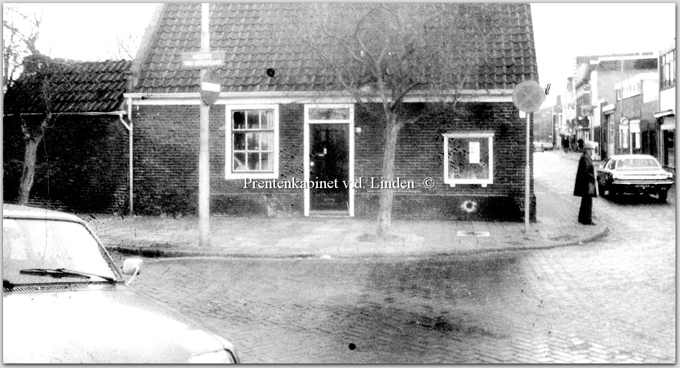 Meester van Lingenlaan 24-11-1977
In de Meester van Lingenlaan stond ook het kantoor van de firma Docter van de conservenfabriek. Dit kantoor is in gesloopt in 1977. De foto dateert ook uit dat jaar. In het huisje woonde jarenlang kunstenaar en levensgenieter Jan van der Schoor. Hij had zijn atelier aan de Munnikenweg en een werkplaats op het terrein van de Beverwijkse Bazaar. De rechter foto geeft aan dat het huisje nog steeds karakteristiek is. 

Bron: Boek “Dit was Beverwijk”, auteurs: J.M. Van der Linden/ W. A. Spruit                 
Bewerking: Co Backer
                                                             

Keywords: bwijk M van lingenlaan