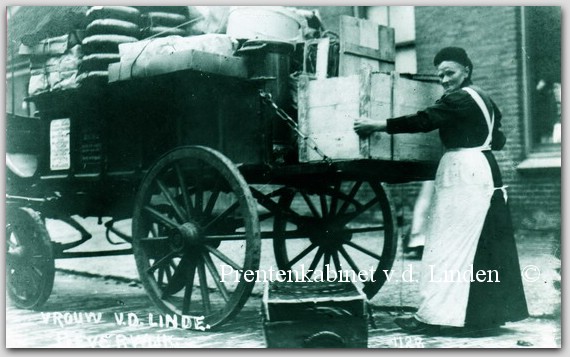 personen beverwijk
Mw. v.d. Linde de eerste vrachtrijder van Beverwijk op de foto de grootmoeder van Nico v.d. Linde
Keywords: bwijk linde