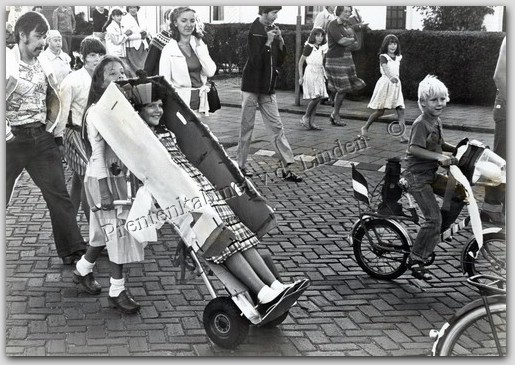 Optocht
Optocht Mw. Wegman met dochters  Foto Henk Honing
Keywords: waz feest wegman