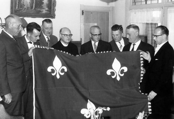 personen uit dorp
Overhandiging van de Stadsvlag door Burg. Bruisma op de foto o.a. Dhr. L. Schelvis, Dhr. F. Fatels, Dhr. G. de Jong, en Pastoor v.d. Tocht.
Keywords: personen waz