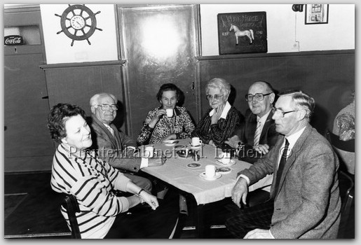 Personen uit dorp
v.l.n.r. mw. Schelvis, dhr. W. de Goede, mw. de Goede, mw. de Boer, dhr. Gerard de Boer, en dhr. Dries Schelvis (bespeler van het orgel in de Odulphus kerk)
Keywords: waz goede boer schelvis