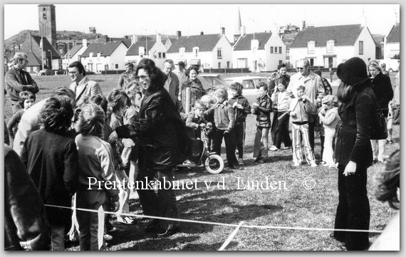 Personen WAZ
Ada Claus  1975
Keywords: waz personen