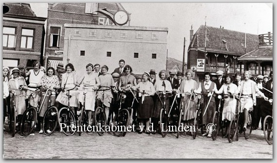 Personen WAZ
Ringsteken op de foto o.a.> Duin, G. Bruinenberg, M. Huibrets,Franck, Willy Franck,S.J. van Eek, J. v. Amersfoort, Marie Duin, A. de Goede, A.N. de Boer, TR. Aardenburg, TR. Grapendaal, Fie Grapendaal, M. v.d. Meij, Corry de Boer, Ka Duin   anno 1931
Keywords: waz personen