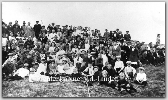 Personen WAZ
Op het duintje achter café de Zon waar het al oude spel Katkneppelen  werd gehouden  anno 1922
Keywords: waz personen