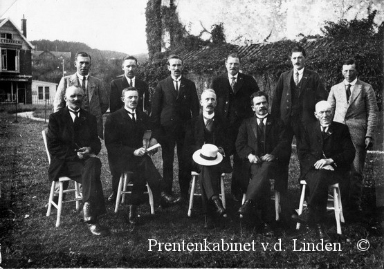 Personen WAZ
Oranje Comite 1919  M. Offenberg, John. v. Eck, Dirk Zuiderduin, E. Schelvis, Dolf Schelvis, E. v.d. Wel, Dhr. Meijer, Arie v.d. Mey, Dhr. Heunder, Mr. v.d. Zant, K. Jongert
Keywords: waz personen offenberg kok zuiderduin schelvis v.d. wel meijer v.d. mey heunder v.d. zant jongert