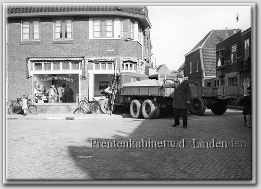Politie Beverwijk 
Politie Beverwijk Arendsweg hoek Grote Houtweg 22 Oktober 1948
Keywords: bew politie