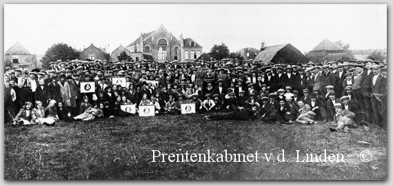 Bedrijven Beverwijk
Personeel van gezamenlijke sigarenfabrieken  anno 1922  eigen foto
Keywords: bwijk sigarenfabriek personeel