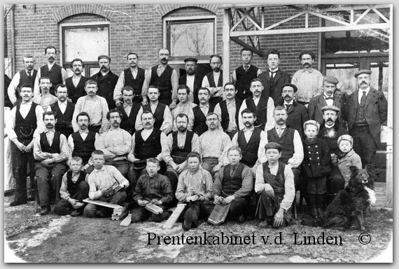 Bedrijven Beverwijk
Personeel sigarenfabriek ?? 1906   eigen foto
Keywords: bwijk sigarenfabriek